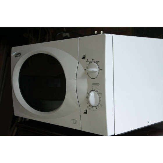 Delonghi White Manual 21L Microwave Oven - 800w 